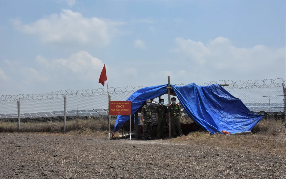 Quân khu 7 thăm hỏi, tặng quà lực lượng phòng dịch tuyến biên giới ảnh 8