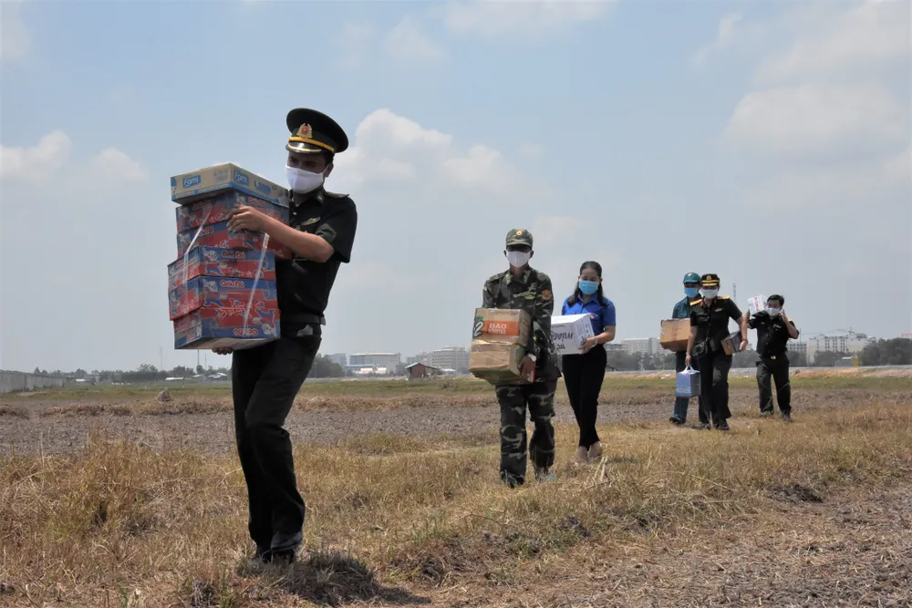 Quân khu 7 thăm hỏi, tặng quà lực lượng phòng dịch tuyến biên giới ảnh 9