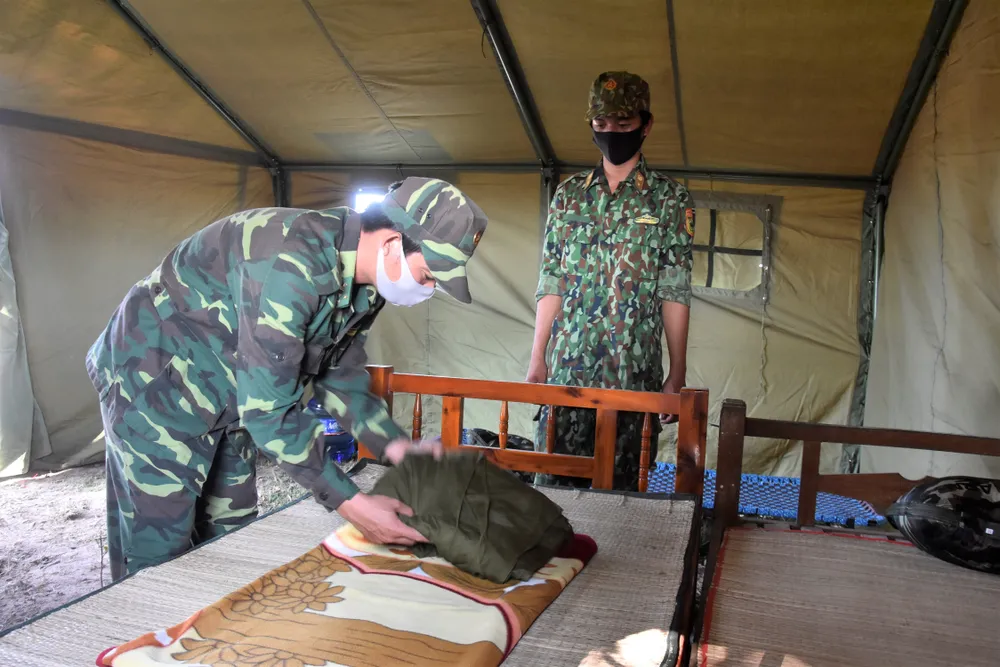 Quân khu 7 thăm hỏi, tặng quà lực lượng phòng dịch tuyến biên giới ảnh 10