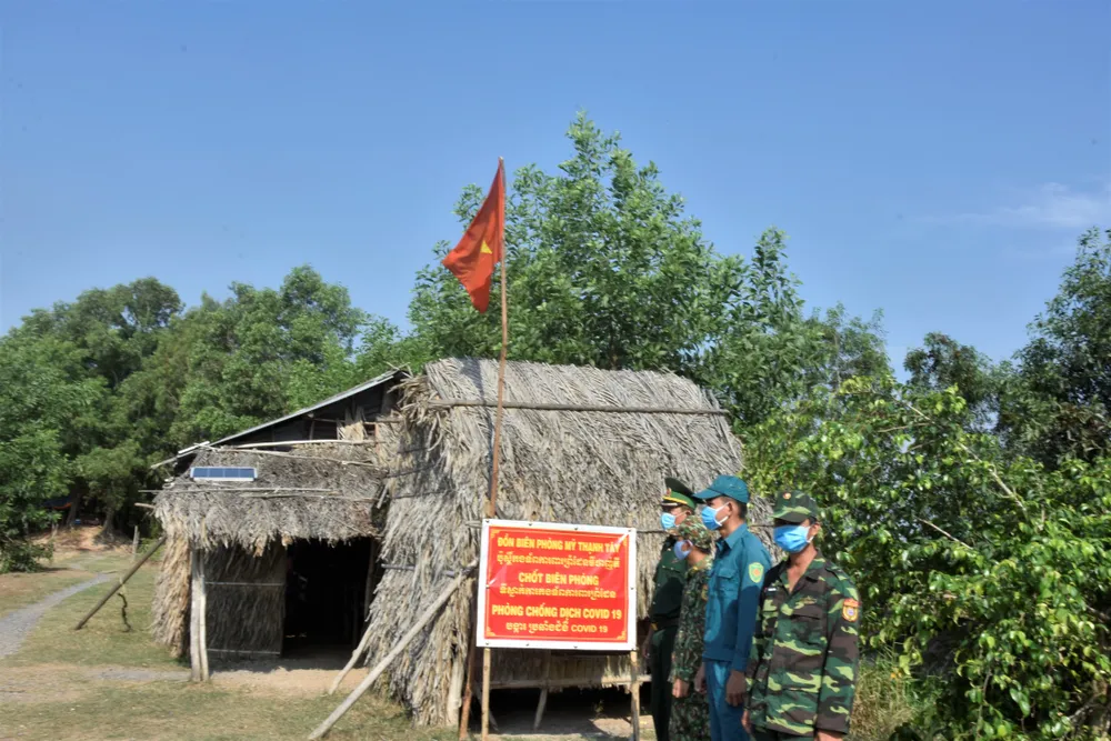 Quân khu 7 thăm hỏi, tặng quà lực lượng phòng dịch tuyến biên giới ảnh 3