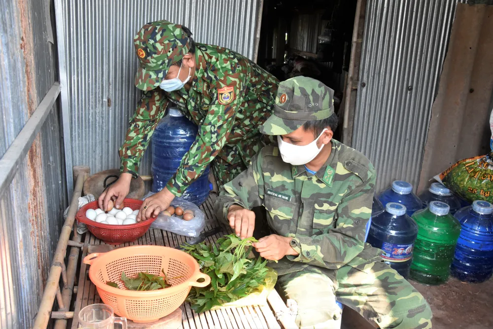 Quân khu 7 thăm hỏi, tặng quà lực lượng phòng dịch tuyến biên giới ảnh 5