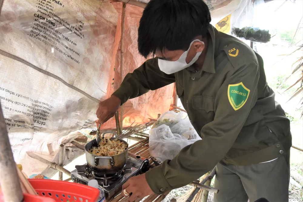 Quân khu 7 thăm hỏi, tặng quà lực lượng phòng dịch tuyến biên giới ảnh 6