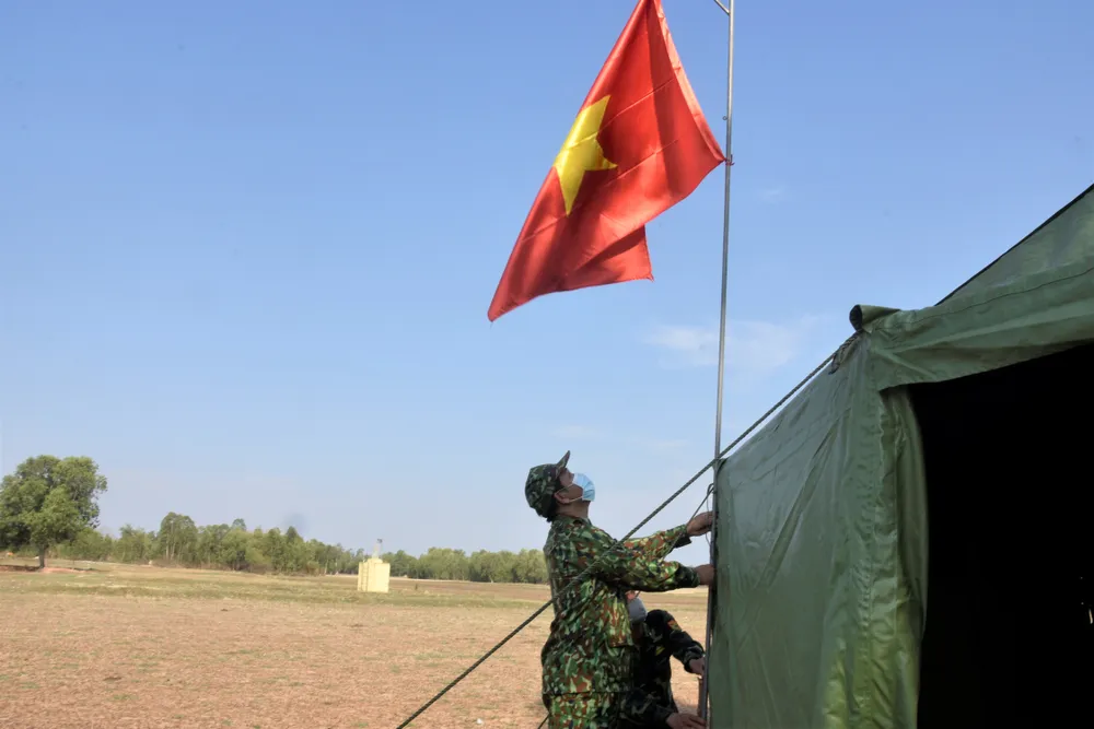 Quân khu 7 thăm hỏi, tặng quà lực lượng phòng dịch tuyến biên giới ảnh 2