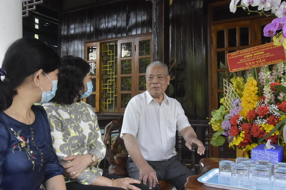 Phó Chủ tịch UBND TPHCM Phan Thị Thắng thăm thầy thuốc lão thành ảnh 1 Phó Chủ tịch UBND TPHCM Phan Thị Thắng thăm thầy thuốc lão thành ảnh 1
