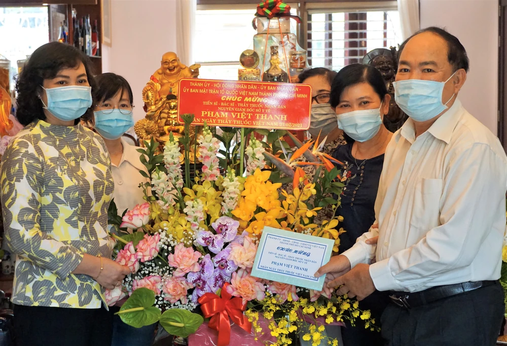 Phó Chủ tịch UBND TPHCM Phan Thị Thắng thăm thầy thuốc lão thành ảnh 2 Phó Chủ tịch UBND TPHCM Phan Thị Thắng thăm thầy thuốc lão thành ảnh 2