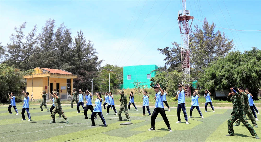 Thành viên CLB cùng biểu diễn võ thuật với cán bộ chiến sĩ Đồn biên phòng Thạnh An