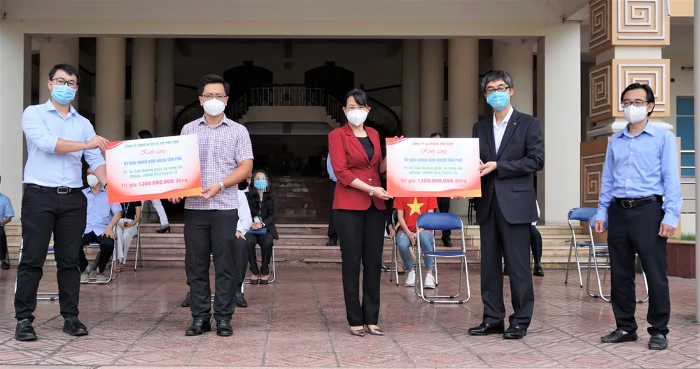 Bệnh viện quận Tân Phú được trao tặng 2 xe cứu thương hiện đại ảnh 2