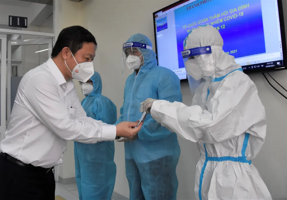 Phó Chủ tịch UBND TPHCM Dương Anh Đức thăm hỏi y, bác sĩ mắc Covid-19 ảnh 2