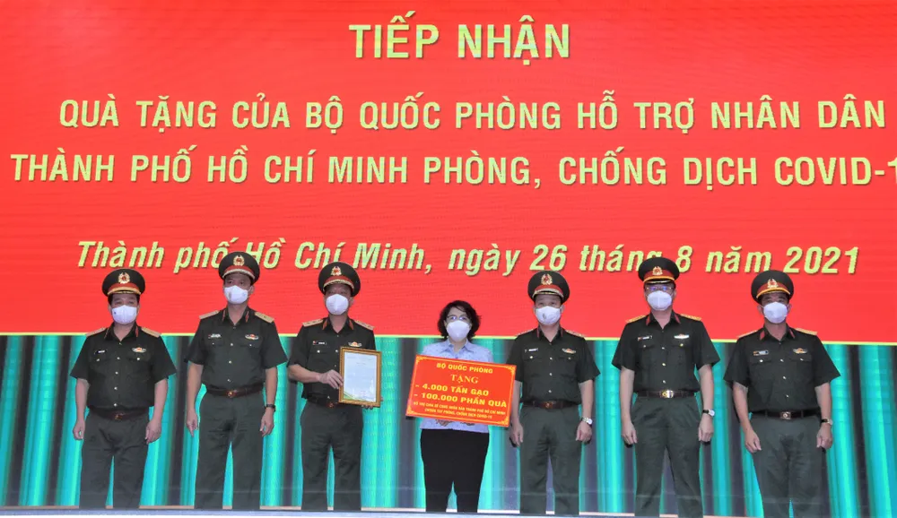 Bộ Quốc phòng tặng TPHCM 4.000 tấn gạo và 100.000 phần quà  ảnh 1