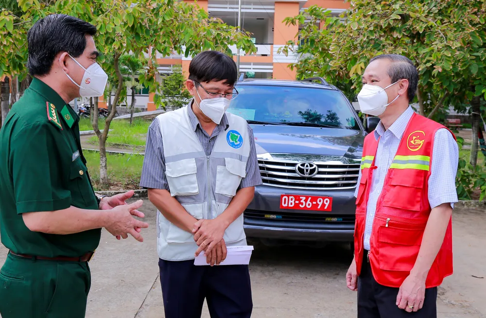 Trao kinh phí động viên lực lượng phòng chống dịch tại Cần Giờ ảnh 2