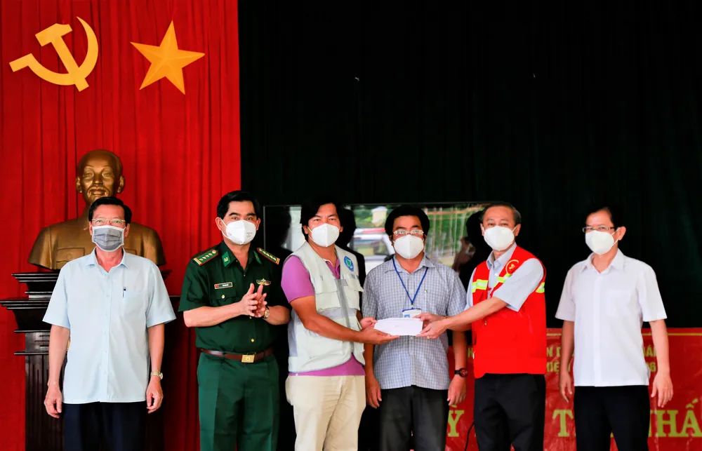 Trao kinh phí động viên lực lượng phòng chống dịch tại Cần Giờ ảnh 1