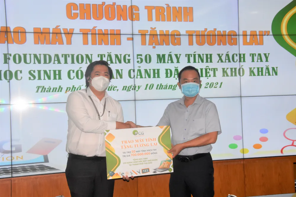50 học sinh nghèo, học giỏi tại TP Thủ Đức được tặng máy tính xách tay ảnh 3 50 học sinh nghèo, học giỏi tại TP Thủ Đức được tặng máy tính xách tay ảnh 3