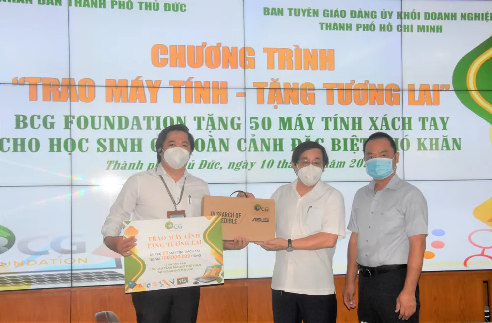 50 học sinh nghèo, học giỏi tại TP Thủ Đức được tặng máy tính xách tay ảnh 2 50 học sinh nghèo, học giỏi tại TP Thủ Đức được tặng máy tính xách tay ảnh 2