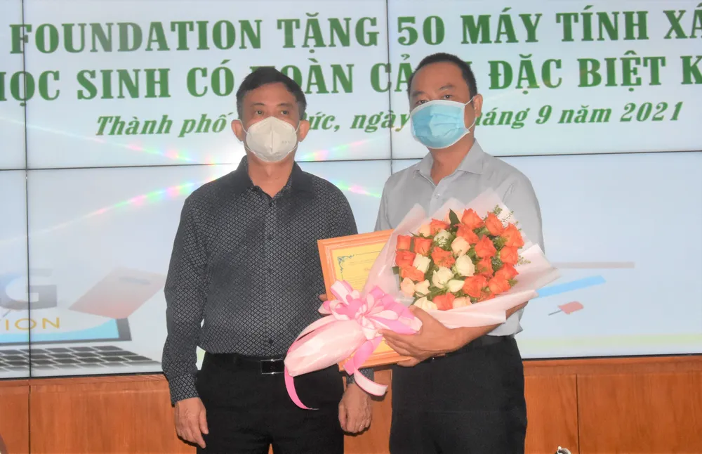 50 học sinh nghèo, học giỏi tại TP Thủ Đức được tặng máy tính xách tay ảnh 1 50 học sinh nghèo, học giỏi tại TP Thủ Đức được tặng máy tính xách tay ảnh 1