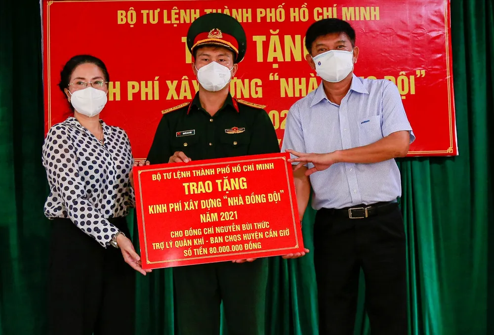 Trao kinh phí xây “Nhà đồng đội” và tặng quà cho người dân trên ấp đảo Thiềng Liềng ảnh 5