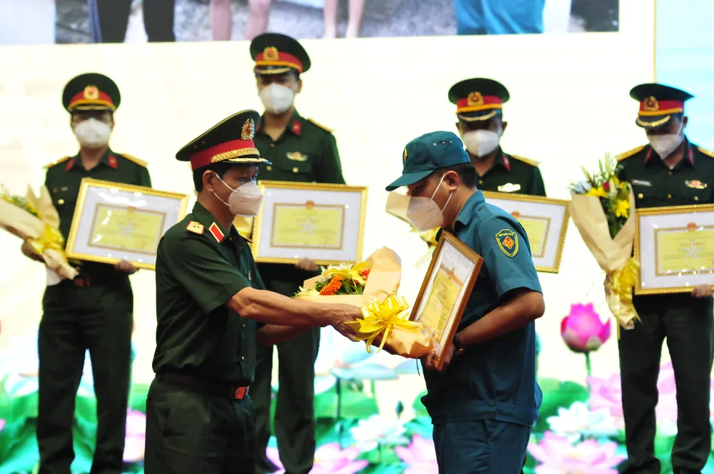 Bộ Tư lệnh TPHCM tôn vinh 154 tập thể, cá nhân điển hình trong phòng chống dịch ảnh 2