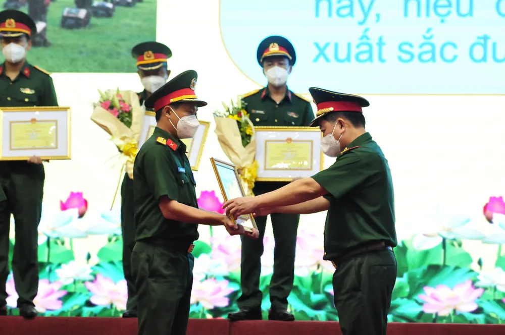 Bộ Tư lệnh TPHCM tôn vinh 154 tập thể, cá nhân điển hình trong phòng chống dịch ảnh 3