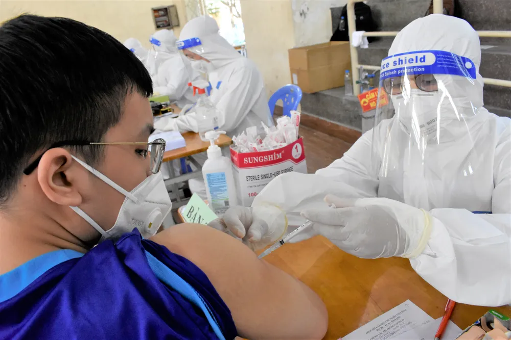 Học sinh phấn khởi vì được tiêm vaccine Covid-19  ảnh 10 Học sinh phấn khởi vì được tiêm vaccine Covid-19  ảnh 10