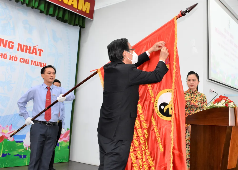 Viện Y dược học dân tộc TPHCM đón nhận Huân chương Lao động hạng Nhất ảnh 1