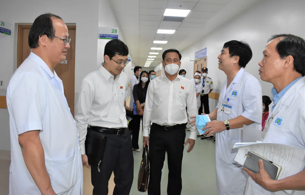 Âm trên 90 tỷ đồng, bệnh viện hết quỹ lương thưởng ảnh 1