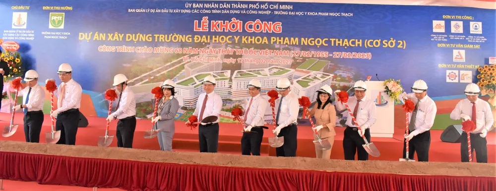 Các đồng chí đại diện lãnh đạo thực hiện nghi thức khởi công Các đồng chí đại diện lãnh đạo thực hiện nghi thức khởi công