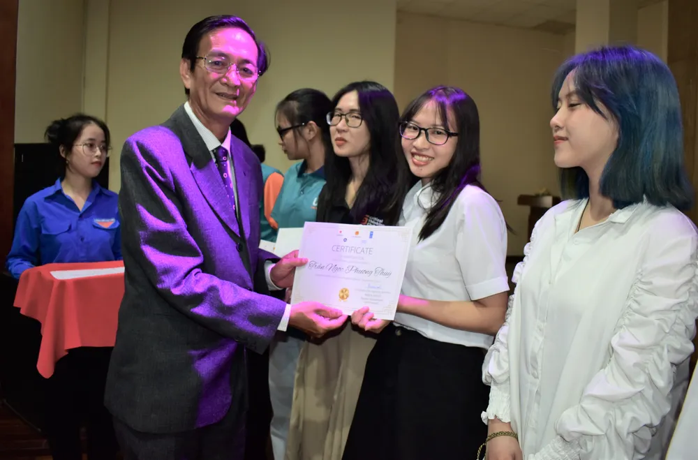 Ông Lâm Văn Quản, Phó Chủ tịch Hiệp hội Giáo dục nghề nghiệp và Nghề công tác xã hội, trao giấy chứng nhận cho thành viên các đội tuyển tham dự cuộc thi