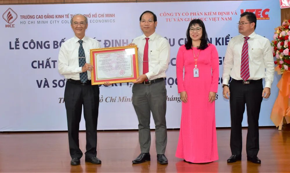 TS Nguyễn Trần Nghĩa (ảnh đứng bên trái) trao giấy chứng nhận cho Th.S Trần Văn Tú, Hiệu trưởng nhà trường TS Nguyễn Trần Nghĩa (ảnh đứng bên trái) trao giấy chứng nhận cho Th.S Trần Văn Tú, Hiệu trưởng nhà trường