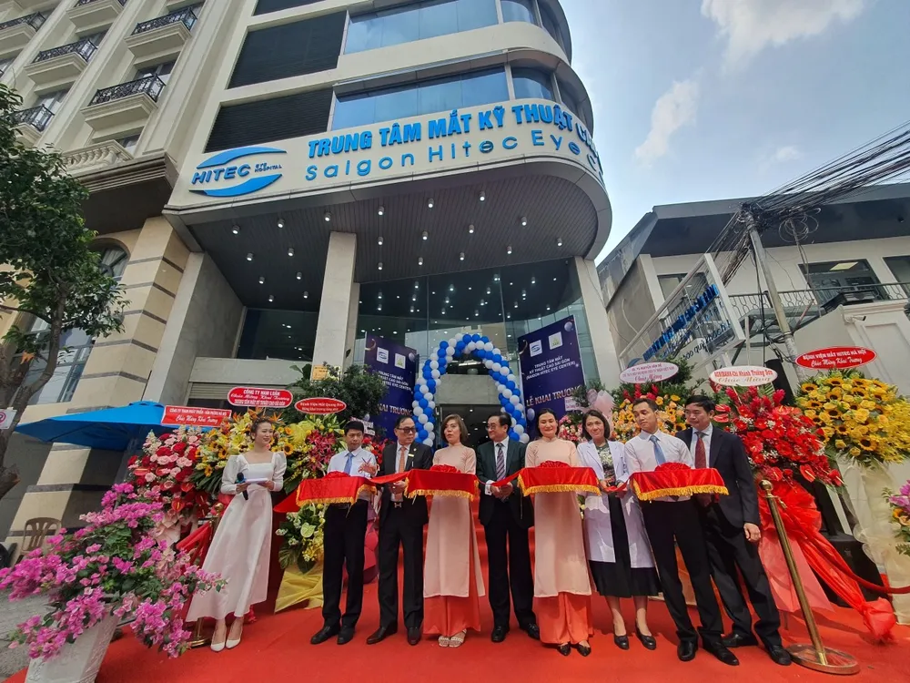 Các đại biểu cắt băng khánh thành Trung tâm mắt kỹ thuật cao Sài Gòn tại số 28 Đống Đa, phường 2, Tân Bình, TPHCM