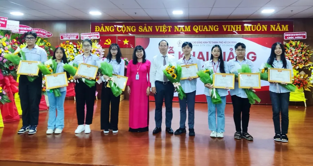 Thầy cô trong Ban giám hiệu HCE tặng hoa và giấy khen cho các bạn tân sinh viên khoá 19 là thủ khoa của 1/18 ngành học của trường