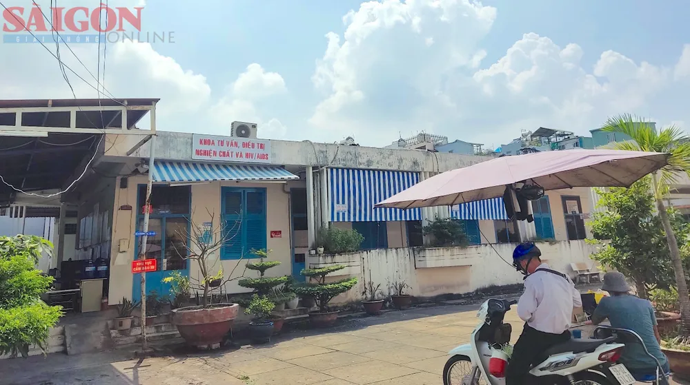 Trung tâm Y tế quận 4 có diện tích khoảng 800m2. Hơn 30 năm qua vẫn là dãy nhà cấp 4, mưa thì ngập, nắng nóng như rang. Trung tâm Y tế quận 4 có diện tích khoảng 800m2. Hơn 30 năm qua vẫn là dãy nhà cấp 4, mưa thì ngập, nắng nóng như rang.