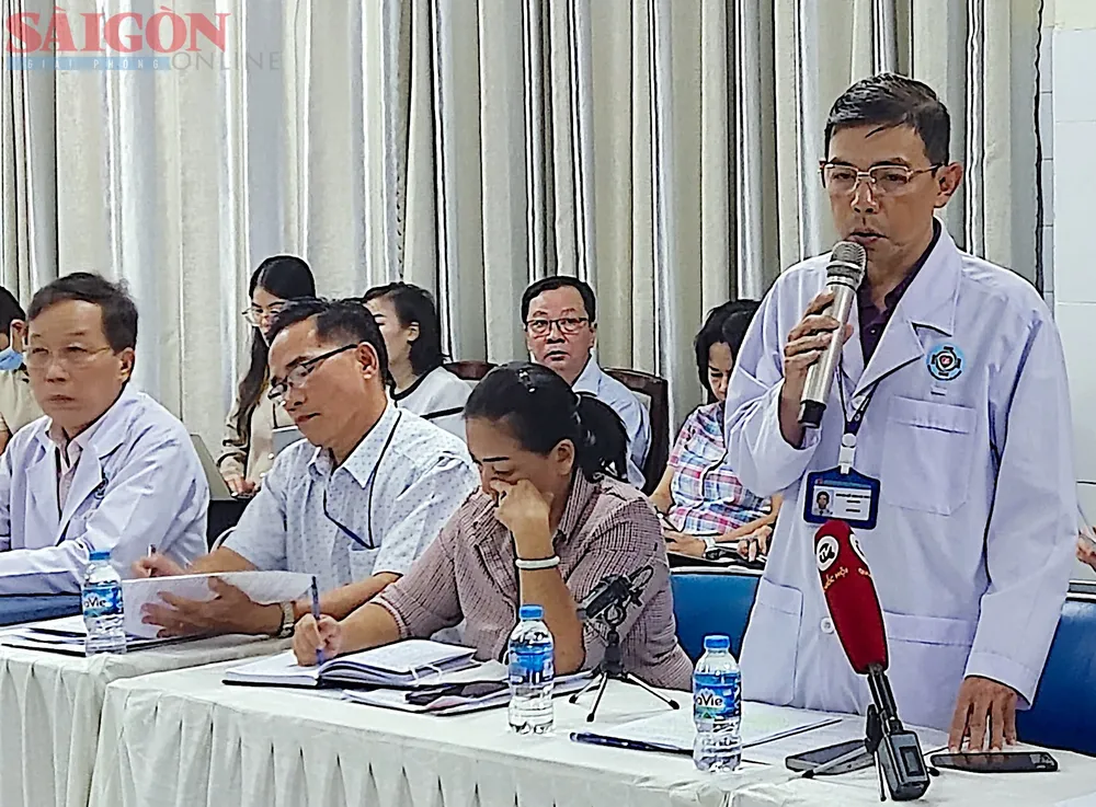 BS Đỗ Thành Tuấn, Giám đốc Bệnh viện Quận 4 báo cáo với đoàn giám sát BS Đỗ Thành Tuấn, Giám đốc Bệnh viện Quận 4 báo cáo với đoàn giám sát