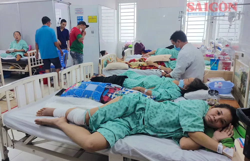 Phòng bệnh nội trú rộng khoảng 20m², nhưng phải kê chỗ cho 10-15 người bệnh/phòng Phòng bệnh nội trú rộng khoảng 20m², nhưng phải kê chỗ cho 10-15 người bệnh/phòng