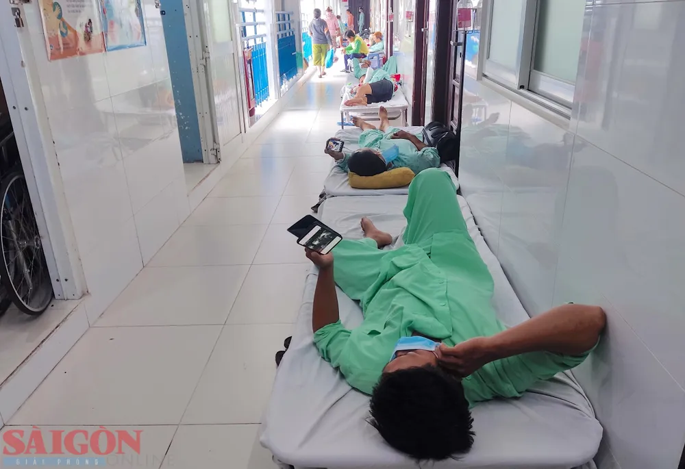 Người bệnh phải nằm ngoài hành lang điều trị Người bệnh phải nằm ngoài hành lang điều trị