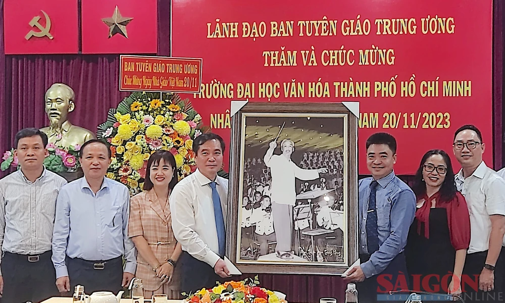 Đồng chí Phan Xuân Thuỷ trao tặng hình Bác Hồ cho đại diện Trường Đại học Văn hoá TPHCM