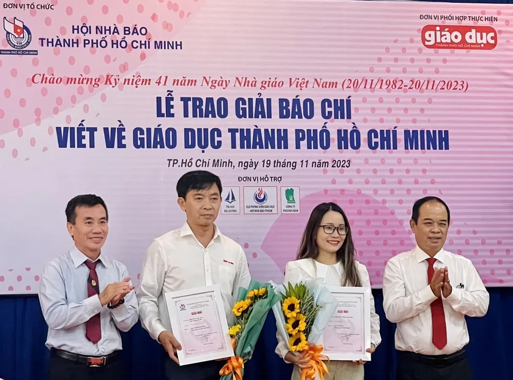 Nhà báo Dương Vũ Thông, Phó Chủ tịch thường trực Hội Nhà báo TPHCM (ngoài cùng bên trái) và Nhà báo Nguyễn Thanh Tú, Tổng Biên tập Tạp chí Giáo dục TPHCM tặng hoa và Giấy chứng nhận cho 2 tác giả đoạt giải Nhì Nhà báo Dương Vũ Thông, Phó Chủ tịch thường trực Hội Nhà báo TPHCM (ngoài cùng bên trái) và Nhà báo Nguyễn Thanh Tú, Tổng Biên tập Tạp chí Giáo dục TPHCM tặng hoa và Giấy chứng nhận cho 2 tác giả đoạt giải Nhì