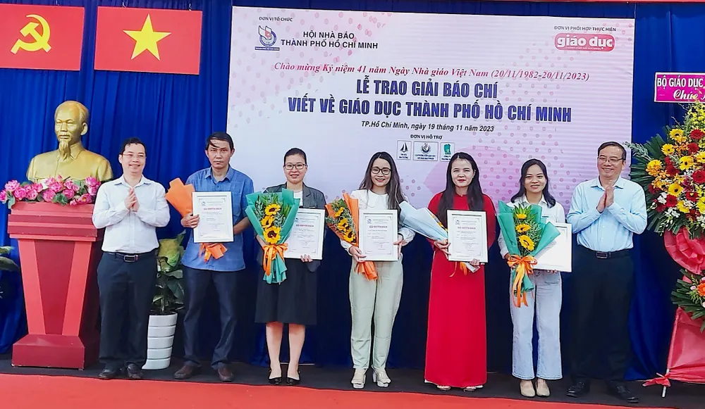 Đại diện Ban Tuyên giáo Thành ủy TPHCM và đại diện Đơn vị tài trợ tặng hoa và Giấy chứng nhận cho các tác giả đoạt giải khuyến khích. Ảnh: AN KHÁNH Đại diện Ban Tuyên giáo Thành ủy TPHCM và đại diện Đơn vị tài trợ tặng hoa và Giấy chứng nhận cho các tác giả đoạt giải khuyến khích. Ảnh: AN KHÁNH