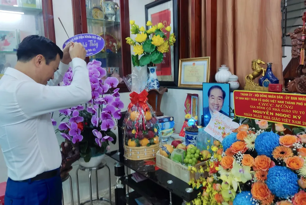 Đồng chí Bùi Xuân Cường thắp hương tưởng nhớ cố Nhà giáo ưu tú Nguyễn Ngọc Ký. Ảnh: QUANG HUY Đồng chí Bùi Xuân Cường thắp hương tưởng nhớ cố Nhà giáo ưu tú Nguyễn Ngọc Ký. Ảnh: QUANG HUY