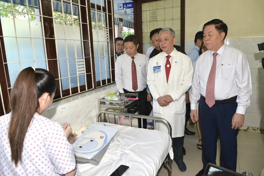 Trưởng Ban Tuyên giáo Trung ương Nguyễn Trọng Nghĩa thăm hỏi bà mẹ và sức khỏe bệnh nhi tại Bệnh viện Từ Dũ. Ảnh: CAO THĂNG z5187861210898-febf04bd7971bd092d279fc9016e2624-4704.jpg