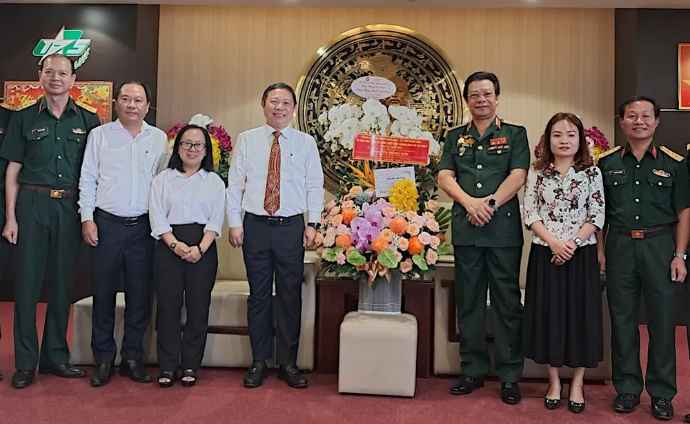 Phó Chủ tịch UBND TPHCM Dương Anh Đức và các thành viên trong đoàn, thăm chúc mừng Thiếu tướng Nguyễn Hồng Sơn, nguyên Giám đốc Bệnh viện Quân y 175. Ảnh: QUANG HUY z5193482849578-245ad5a568cf0d5a7c0bbee550800f52-7980.jpg
