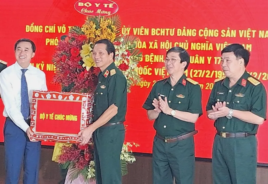 GS.TS.BS Trần Văn Thuấn, Thứ trưởng Bộ Y tế trao tặng quà của bộ cho Ban giám đốc Bệnh viện Quân y 175. Ảnh: QUANG HUY z5193606632152-6eeedeb86540df46fb9077ae10766c6e-8434.jpg