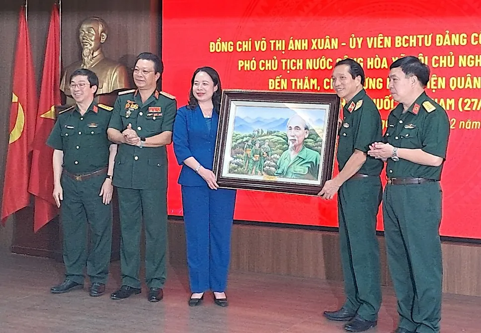 Phó Chủ tịch nước Võ Thị Ánh Xuân trao tặng Bệnh viện Quân y 175 bức tranh "Bác đang cùng chúng cháu hành quân". Ảnh: QUANG HUY z5193606646910-5d1cb79125c21cf7bfcaf91b79abfb22-5985.jpg