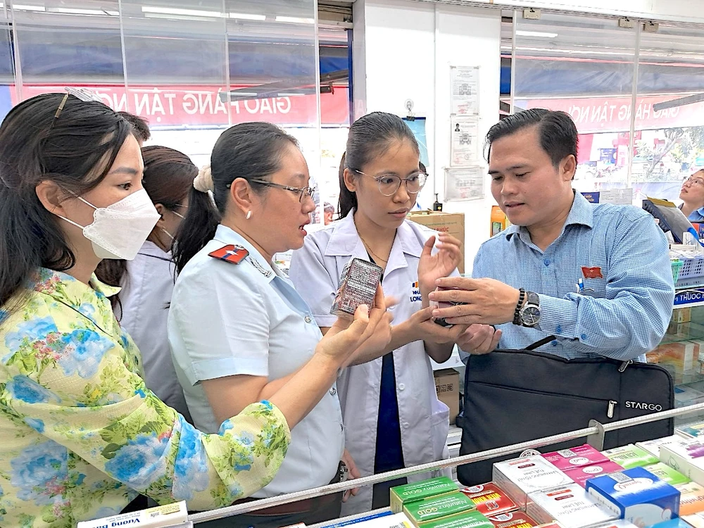 Ban Văn hóa - Xã hội HĐND TPHCM khảo sát một nhà thuốc trên địa bàn quận Tân Phú. Ảnh: QUANG HUY