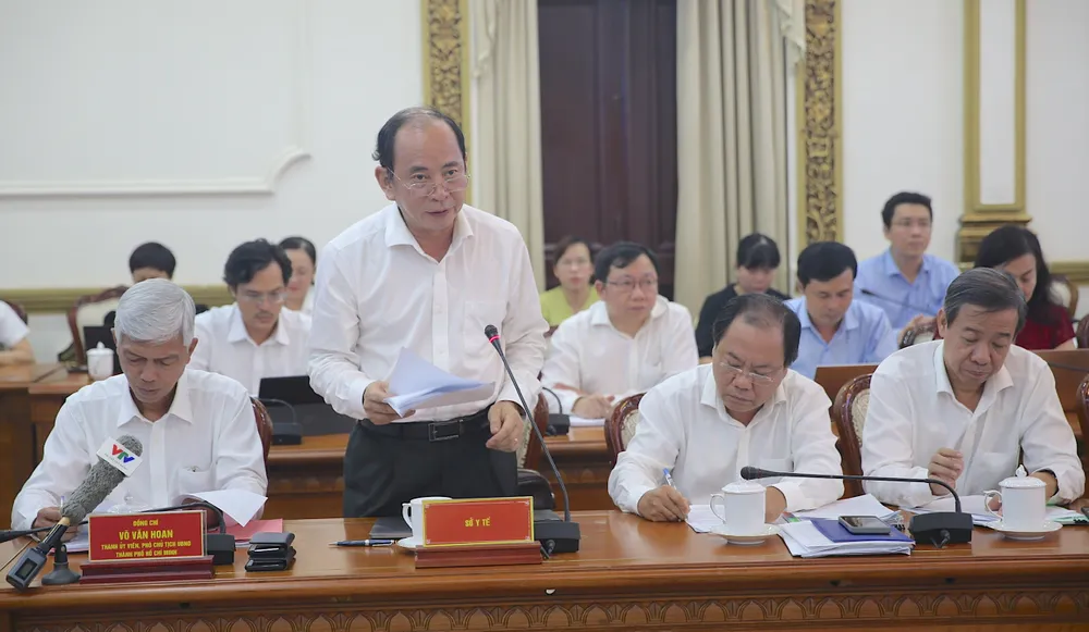 Giám đốc Sở Y tế TPHCM Tăng Chí Thượng báo cáo tại phiên giải trình. Ảnh: QUANG HUY 4.jpg