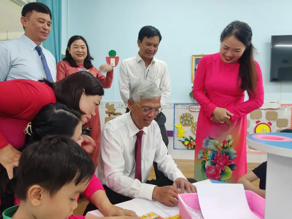 Phó Chủ tịch UBND TPHCM Võ Văn Hoan cùng "tập" vẽ tranh với các bé. Ảnh: QUANG HUY z5798758094554_2c9f8b465440f10c18db2b8506583ded.jpg