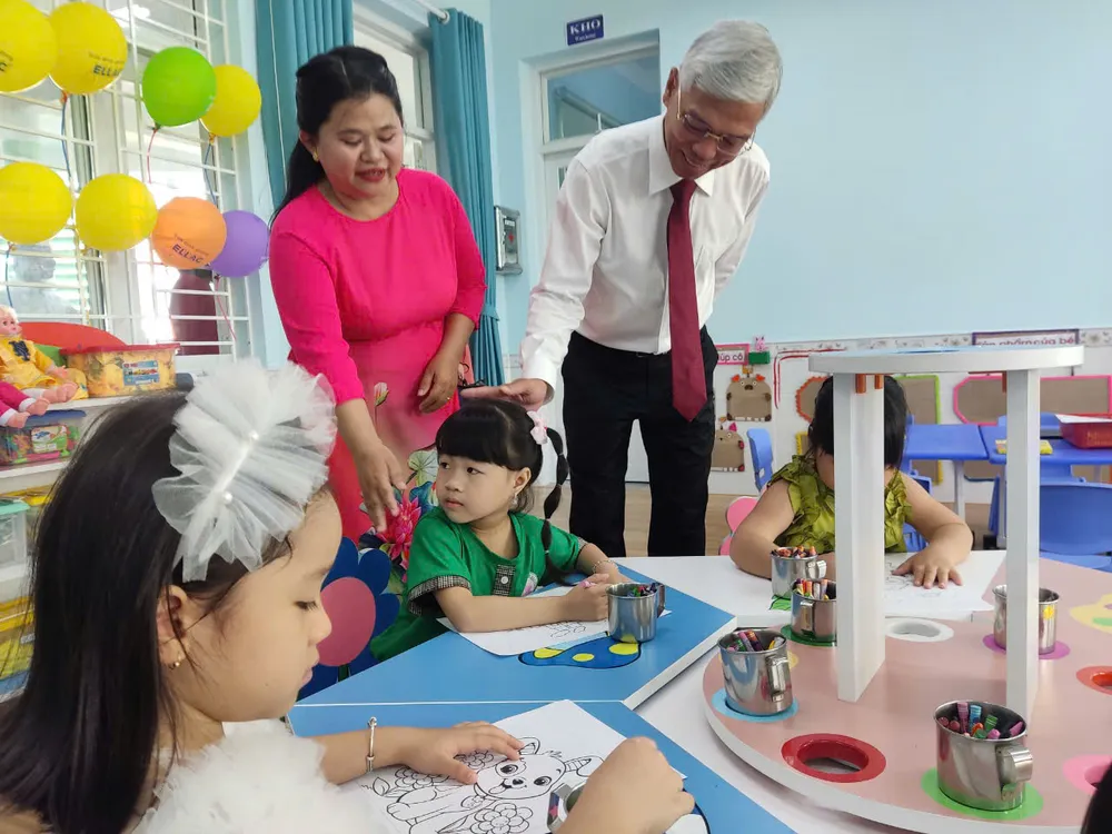 Phó Chủ tịch UBND TPHCM Võ Văn Hoan động viên thầy và trò Trường Mầm non Sen Hồng 3. Ảnh: QUANg HUY z5798758116896_53a70d3651de9b27628750e1ea413ba7.jpg