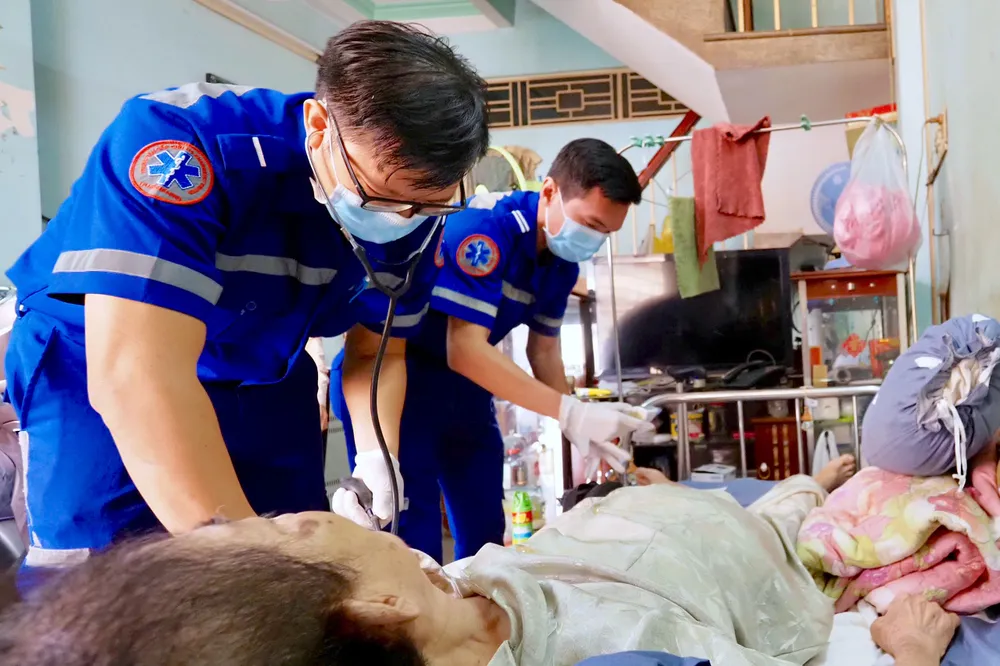 Tổ cấp cứu ngoại viện chuẩn bị các thao tác đưa bệnh nhân tới cơ sở y tế điều trị 33.jpg
