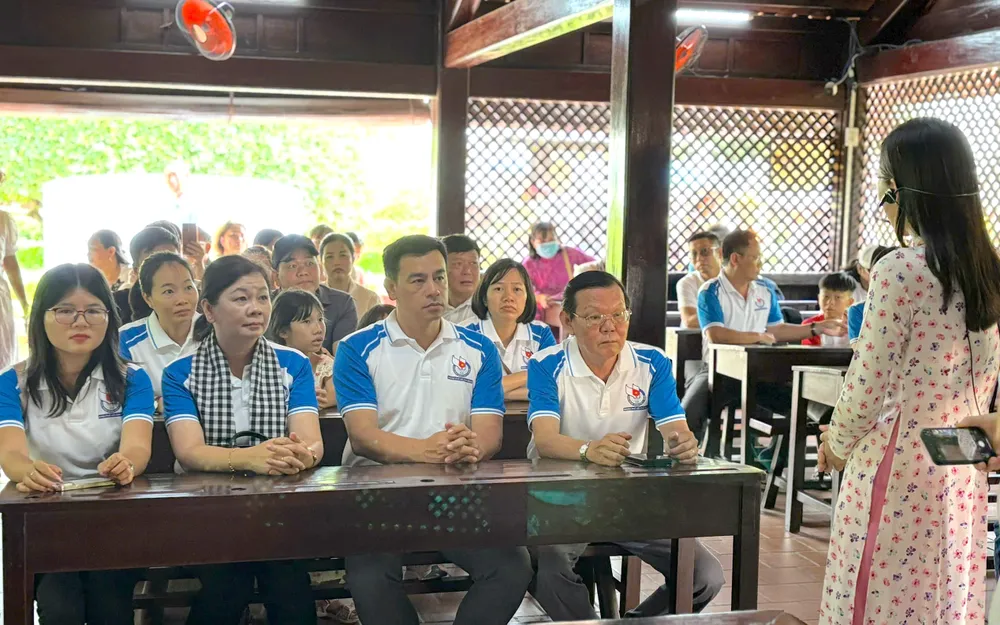 Đoàn tham quan Khu di tích Trường Dục Thanh (phường Phan Thiết, Lâm Đồng). Ảnh: QUANG HUY 4.jpg