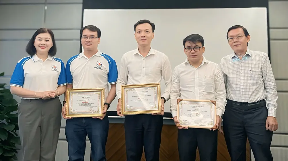 Lãnh đạo Hội Nhà báo TPHCM trao tặng giấy khen cho các thành viên Ban chủ nhiệm CLB phóng viên Giáo dục TPHCM. Ảnh: HỒ PHÚC 6.jpg