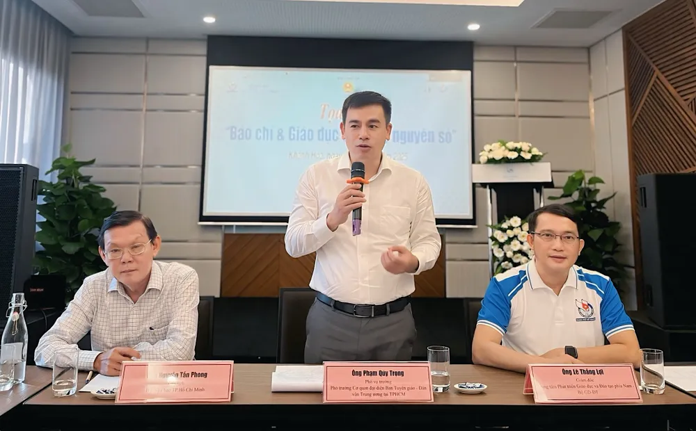 Các đồng chí Phạm Quý Trọng (giữa), Phó Vụ trưởng Vụ Địa phương 3, Phó Trưởng Cơ quan đại diện Ban Tuyên giáo và Dân vận Trung ương tại TPHCM; Lê Thắng Lợi, Giám đốc Trung tâm phát triển GD-ĐT phía Nam, Bộ GD-ĐT; Nguyễn Tấn Phong, Chủ tịch Hội Nhà báo TPHCM, đồng chủ trì buổi toạ đàm. Ảnh: QUANG HUY 8.jpg