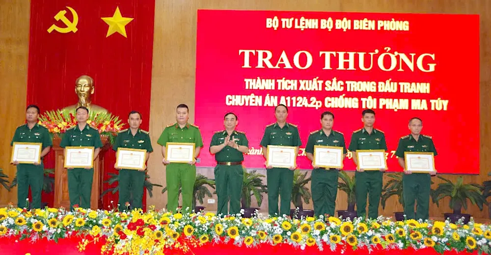 Thiếu tướng Đỗ Ngọc Cảnh, Cục trưởng Cục Phòng chống ma túy và tội phạm Bộ đội Biên phòng trao khen thưởng của Bộ Tư lệnh Bộ đội biên phòng cho các lực lượng tham gia chuyên án. Ảnh: QUANG HUY 6.jpg